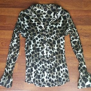 Silk-like material leopard print top.